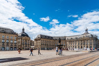 Bourse Meydanı, Bordeaux Güneşli bir gün