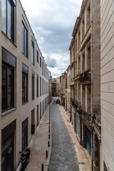 Vue en angle élevé de la rue étroite à Bordeaux — Photo
