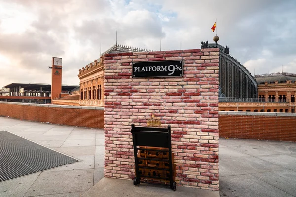 Plataforma nueve y tres cuartas partes de Harry Potter en la Estación de Atocha de Madrid —  Fotos de Stock