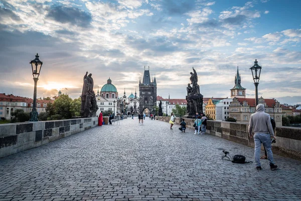 Charles Köprüsü gündoğumu, Prag, insanlarla