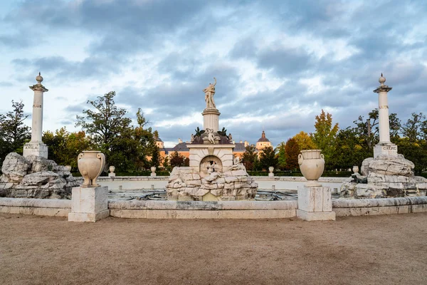 Fontaine dans le Palais Royal d'Aranjuez au lever du soleil — Photo