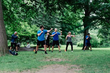 Central Park'taki kendini savunma eğitim insanlar 