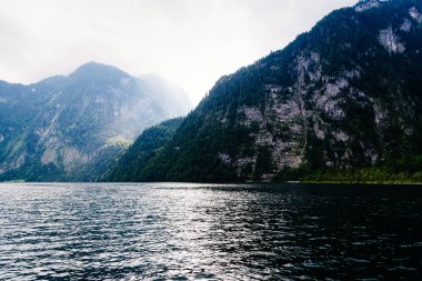 Konigssee Bavyera doğal görünümünü bir sisli gün