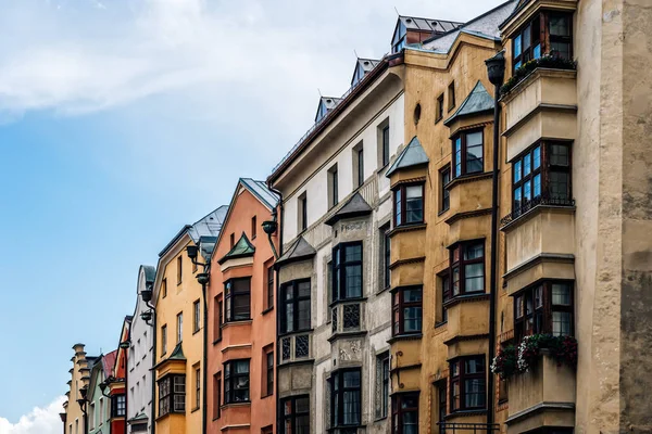 Vista de ángulo bajo de edificios antiguos en el casco antiguo de Innsbruck — Foto de Stock