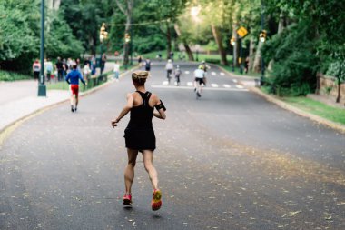 Central Park üzerinde çalışan kadının arkadan görünüş