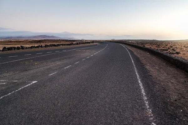 Desertic road in Fuerteventura at sunset, Spain — Stock Photo, Image