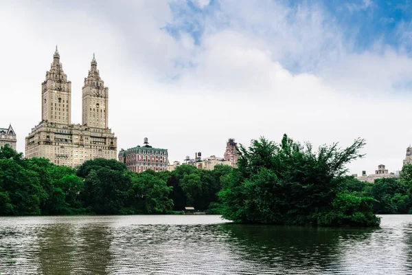 O lago no Central Park em Nova York — Fotografia de Stock