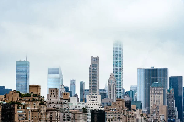 Skyline de la ciudad de Nueva York un día brumoso —  Fotos de Stock