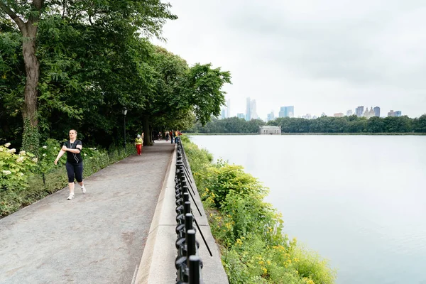 Lidé běží v Central parku v New Yorku — Stock fotografie