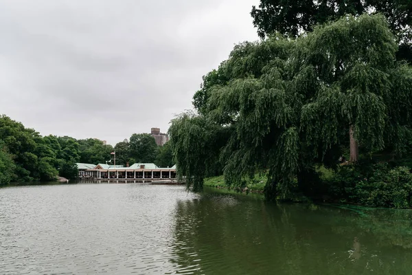 Loeb Boathouse e Lago no Central Park um dia nublado — Fotografia de Stock