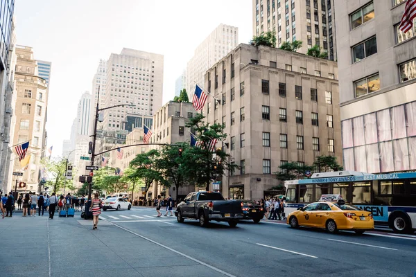 Vista panoramica della Fifth Avenue a New York con persone e urla — Foto Stock