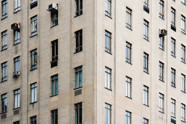 Vzoru okno ve fasádě obytných budov — Stock fotografie