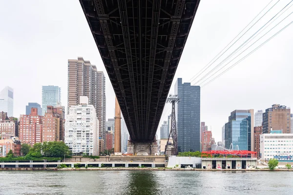 View under Queensboro Bridge in New York — Stock Photo, Image