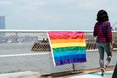 Gökkuşağı bayrağı Lgbt gurur için çit valiler sahil içinde