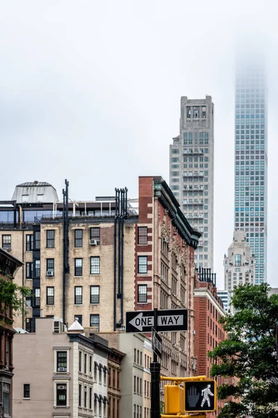 Firma unidireccional en Nueva York contra edificios antiguos y rascacielos — Foto de Stock