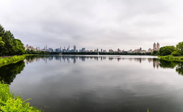 Skyline de Nova York um dia nebuloso — Fotografia de Stock