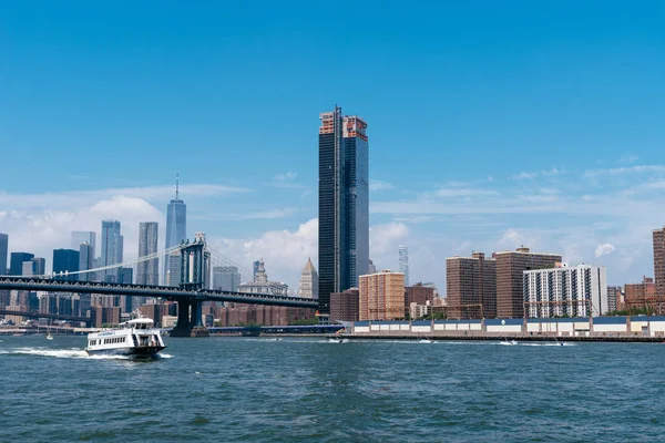 Ferry av East River mot horisonten av Downtown Manhattan — Stockfoto