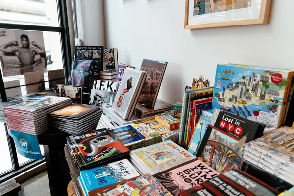 Interior view of hipster Bookstore in Brooklyn — Stock Photo, Image