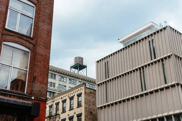 Residential buildings in DUMBO area in New York — Stock Photo, Image