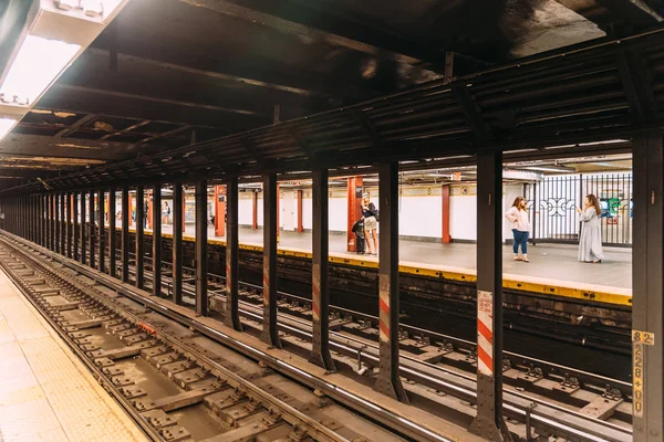 Menschen am Bahnsteig der New Yorker U-Bahn — Stockfoto