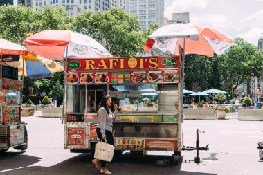New York City, Amerika Birleşik Devletleri - 25 Haziran 2018: Kadın gıda kamyon Manhattan'ın sokakta gıda satın alıyor.