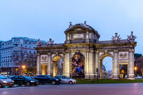 Alcala Gate на Рождество в Мадриде — стоковое фото