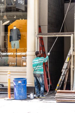 Perakende satmak stok yenileme üzerinde erkek inşaat işçisi