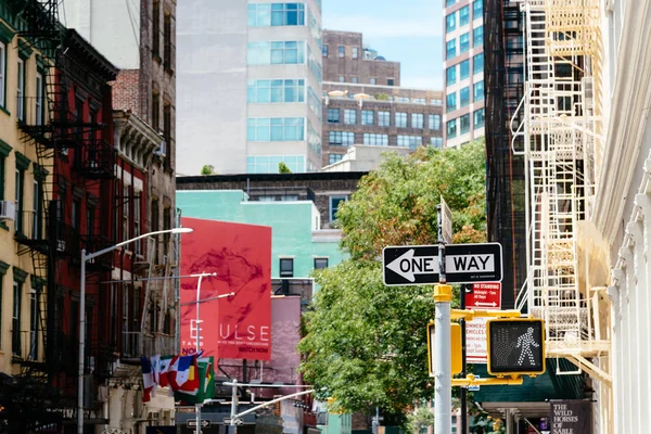 Um sinal de maneira no Soho em Nova York — Fotografia de Stock