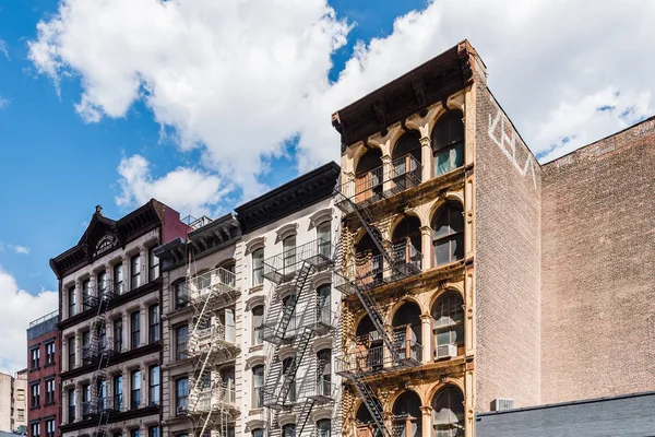 Edifícios residenciais em Tribeca com fugas de ferro — Fotografia de Stock