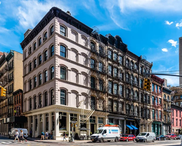 Edifícios residenciais em Tribeca com fugas de ferro — Fotografia de Stock