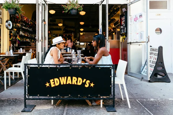 Gente sentada en el tradicional café de la acera en Nueva York — Foto de Stock