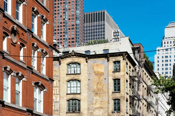 Vista de baixo ângulo de edifícios residenciais tradicionais em Tribeca — Fotografia de Stock