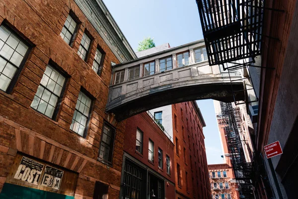 Vista de bajo ángulo del puente en Staple Street en Nueva York —  Fotos de Stock