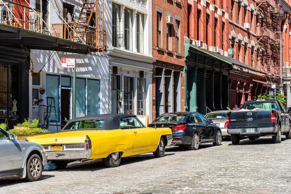 Gatuscen med klassiska gula Cadillac Eldorado — Stockfoto