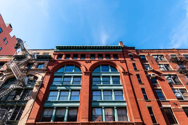 Alacsony, szög, kilátás a New York-i luxus apartman épület — Stock Fotó