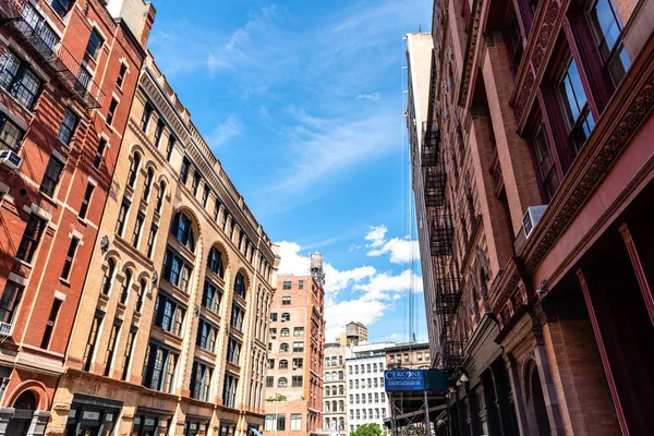 Låg vinkel syn på lyx Lägenhet byggnader i New York — Stockfoto
