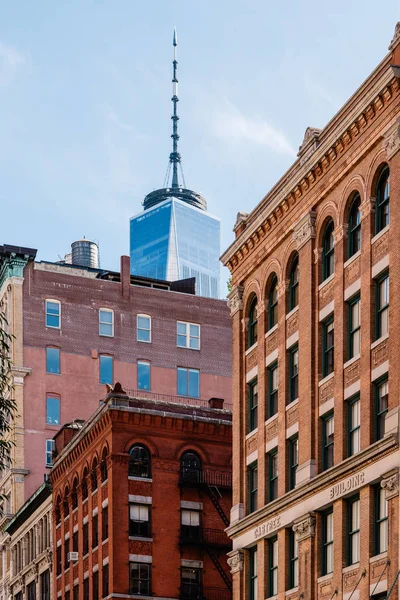 Baixo ângulo de vista de edifícios de apartamentos de luxo em Nova York — Fotografia de Stock