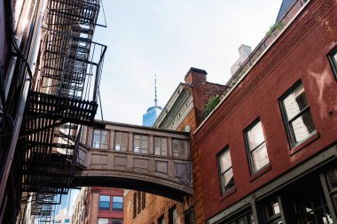 New York 'taki Staple Caddesi' ndeki köprünün alçak açılı görüntüsü