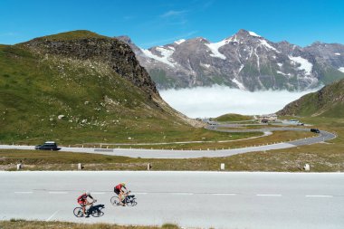 Dağ tırmanışı bisikletçiler karşı dağların geçmek