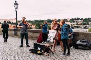 Charles Bridge uygulamasında oynarken klasik müzik Dörtlüsü 