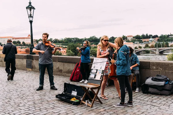 Charles Bridge uygulamasında oynarken klasik müzik Dörtlüsü — Stok fotoğraf