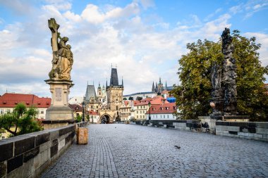 Gündoğumu gökyüzüne karşı Prag'daki Charles Köprüsü