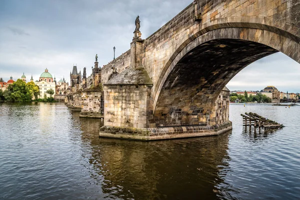 Gökyüzü günbatımı, Prag'daki Charles Köprüsü — Stok fotoğraf