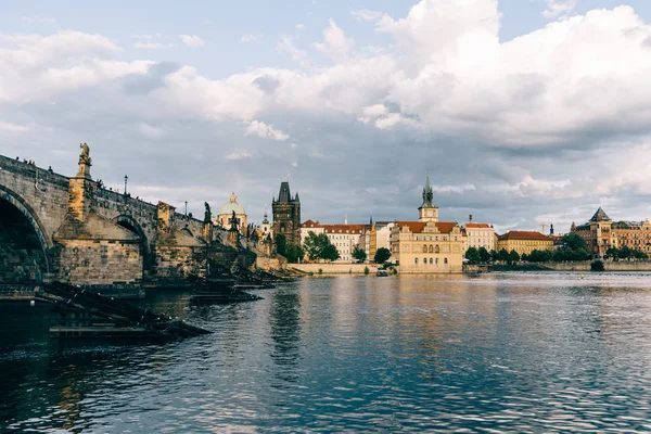 Karlsbron i Prag mot himlen vid soluppgången — Stockfoto