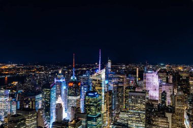 Manhattan 'ın gökyüzü gece yüksek açılı manzarası