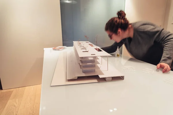 Architektin arbeitet an Architekturmodell auf dem Tisch — Stockfoto