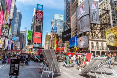 Madrid, İspanya - 26 Haziran 2018: Manhattan'daki Times Square'in manzara manzarası turistlerin yoğun olduğu güneşli bir yaz günü