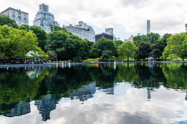 Central Park'ta Konservatuarı su modeli Yelkenli — Stok fotoğraf