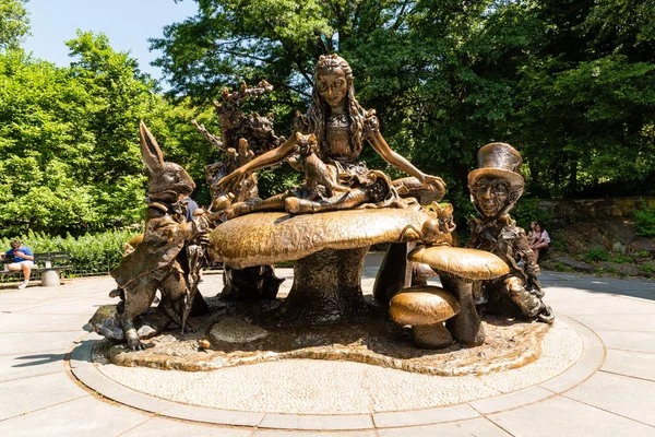 Alice Harikalar Diyarında heykel Central Park'ta — Stok fotoğraf