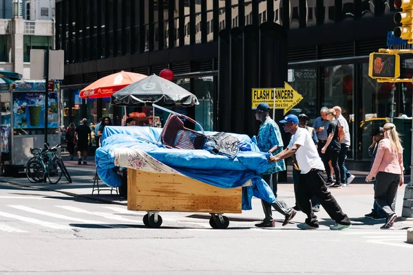 Chariot sans abri traversant la rue à Manhattan . — Photo